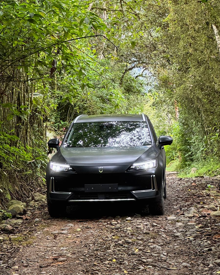 Frente del Skywell BE11 con las luces LED encendidas, en el bosque.
